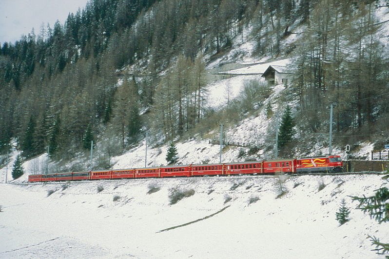RhB Schnellzug 541 von Chur nach St.Moritz am 11.04.1998 Einfahrt Bergn mit E-Lok Ge 4/4III 648 - D 4221 - B 2425 - B 2381 - B 2392 - A 1227 - A 1269 - A 1267 - WR 3817/3816 - B 2567 - B 2454. Hinweis: gescanntes Dia
