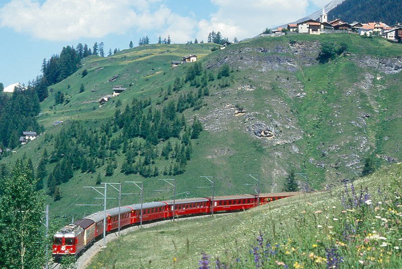 RhB Schnellzug 544 von St.Moritz nach Chur am 08.06.1993 zwischen Muot und Bergn mit E-Lok Ge 4/4II 628 - Haikqy - B - 2x A - 3x B - D. Hinweis: Zug auf der mittleren Rampe mit Blick auf Latsch, gescanntes Dia
