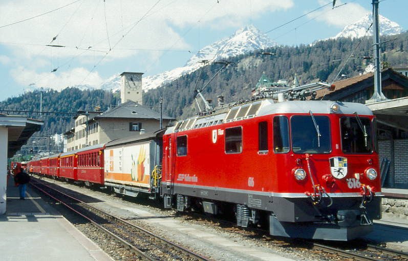 RhB Schnellzug 544 von St.Moritz nach Chur am 10.05.1994 in St.Moritz mit E-Lok Ge 4/4II 616 - Haikqy 5163 - B 2257 - A 1232 - A 1269 - B 2342 - B 2383 - B 2442 - D 4221 - Z 96. Hinweis: gescanntes Dia
