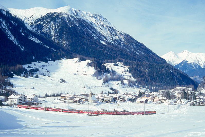 RhB Schnellzug 544 von St.Moritz nach Chur am 02.02.1998 bei Bergn mit E-Lok Ge 4/4III 648 - B 2424 - B 2217 - A 1263 - A 1283 - B 2493 - B 2379 - B 2360 - D 4226. Hinweis: gescanntes Dia
