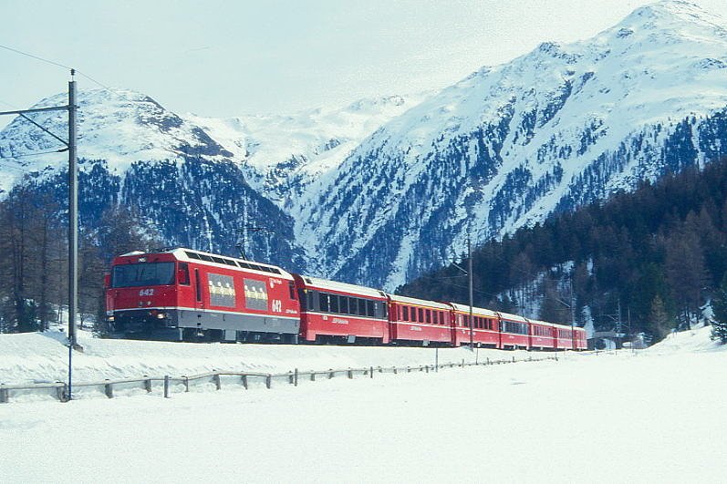 RhB Schnellzug 544 von St.Moritz nach Chur am 02.03.1998 zwischen Bever und Spinas mit E-Lok Ge 4/4III 642 - B - 2x A - 3x B - D. Hinweis: gescanntes Dia
