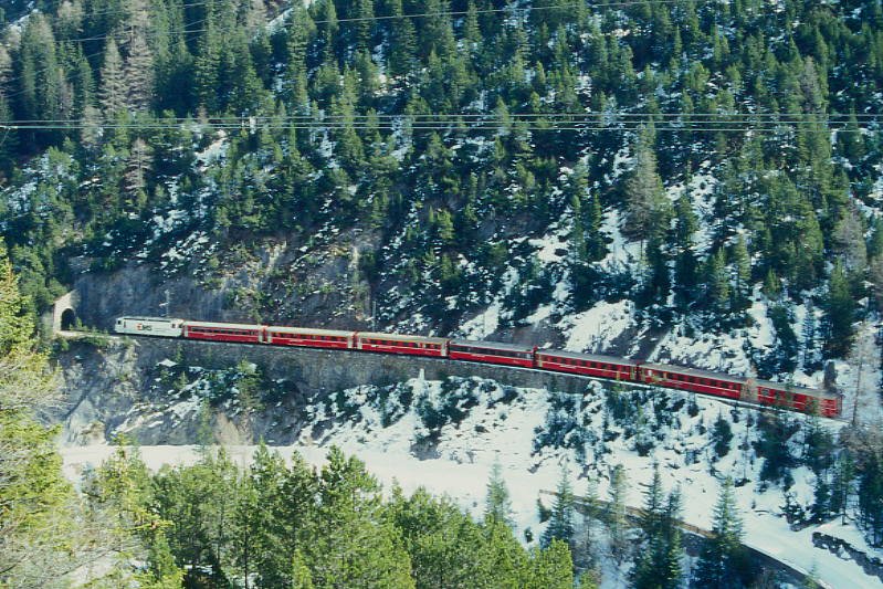 RhB Schnellzug 544 von St.Moritz nach Chur am 03.03.1998 kurz vor Fuegna-Tunnel zwischen Preda und Muot mit E-Lok Ge 4/4III 643 - B - A 1230 - A 1240 - B 2395 - B 2430 - B 2428 - D 4220. Hinweis: gescanntes Dia
