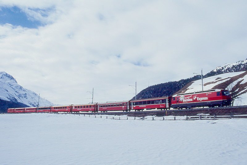 RhB Schnellzug 544 von St.Moritz nach Chur am 06.03.1998 zwischen Celerina und Bever mit E-Lok Ge 4/4III 641 - 2x B - 2x A - 3x B - D. Hinweis: gescanntes Dia
