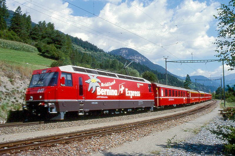 RhB Schnellzug 544 von St.Moritz nach Chur am 27.08.1998 Durchfahrt Alvaneu mit E-Lok Ge 4/4III 641 - B - 2x A - 3x B - D. Hinweis: gescanntes Dia

