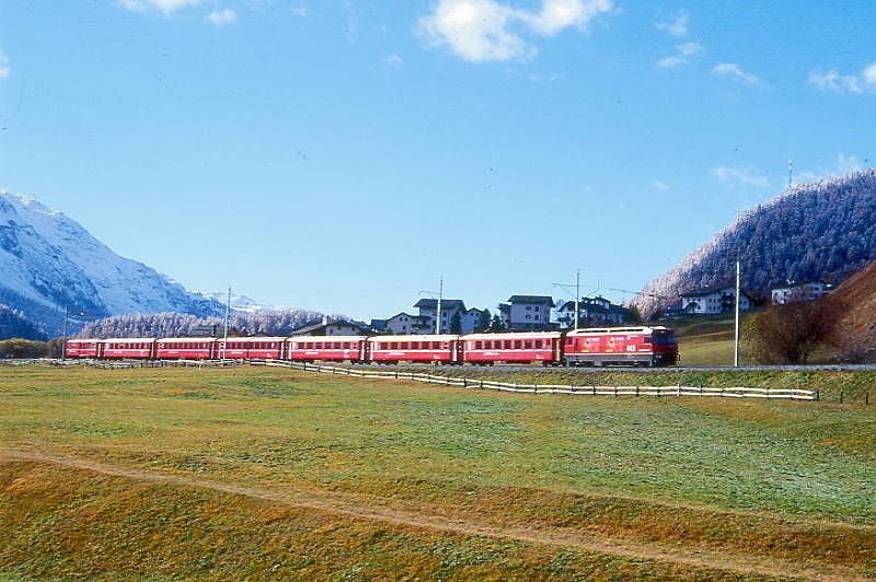 RhB Schnellzug 544 von St.Moritz nach Chur am 20.10.1998 zwischen Celerina und Samedan mit E-Lok Ge 4/4III 642 - B 2435 - A 1237 - A 1233 - B 2345 - B 2355 - B 2339 - D 4226. Hinweis: gescanntes Dia
