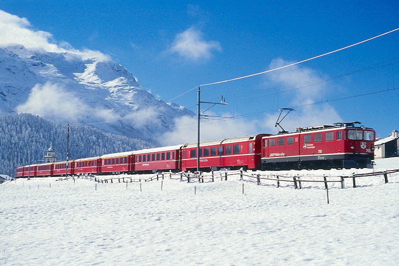 RhB Schnellzug 544 von St.Moritz nach Chur am 04.10.1999 zwischen Celerina und Samedan mit E-Lok Ge 6/6II 705 - B 2393 - B 2421 - A 1253 - A 1244 - A 1240 - B 2364 - B 2293 - B 2448 - D 4209 - Sklv 77xx. Hinweis: gescanntes Dia
