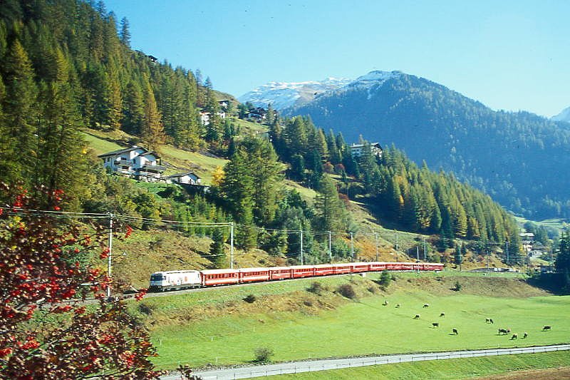 RhB Schnellzug 544 von St.Moritz nach Chur am 16.10.1999 Ausfahrt Bergn mit E-Lok Ge 4/4III 649 - FO B - FO B - B - A 1244 - A 1240 - B 2364 - B 2293 - B 2448 - D 4209. Hinweis: gescanntes Dia
