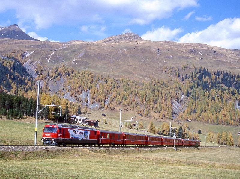 RhB Schnellzug 55 von Landquart nach Davos-Platz vom 17.10.1998 zwischen Davos-Laret und Davos-Wolfgang mit E-Lok Ge 4/4III 645 - D 4214 - A - B - B - B - AB - B 2247 - B 2245. Hinweis: Lok hat BEMO-Werbung!