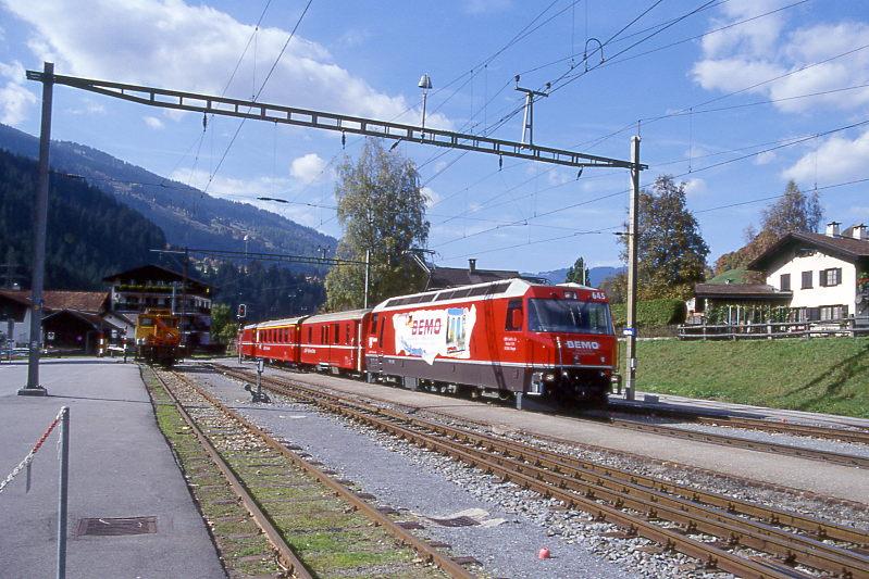 RhB Schnellzug 55 von Landquart nach Davos-Platz vom 17.10.1998 Einfahrt Kblis mit E-Lok Ge 4/4III 645 - D 4214 - A - B - B - B - AB - B 2247 - B 2245. Hinweis: Lok hat BEMO-Werbung