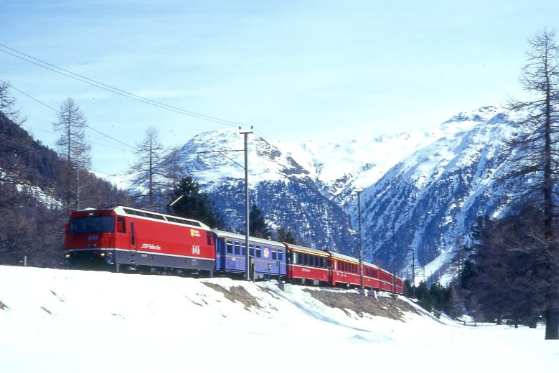 RhB Schnellzug 550 von St.Moritz nach Chur am 02.03.1998 in Spinas mit E-Lok Ge 4/4 III 646 - WR 3811 - A 1272 - A 1281 - B 2392 - 2x B - D. Hinweis: Lok noch ohne Werbung, gescanntes Dia
