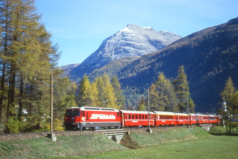 RhB Schnellzug 550 von St.Moritz nach Chur am 15.10.1999 im Val Bever zwischen Bever und Spinas mit E-Lok Ge 4/4 III 646 - B - A 1283 - A 1246 - B 2391 - B 2353 - B 2497 - D 4224. Hinweis: gescanntes Dia
