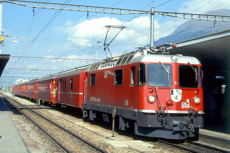 RhB Schnellzug 551 von Chur nach St.Moritz am 07.09.1994 in Samedan mit E-Lok Ge 4/4 II 618 - D 4220 - B 2344 - B 2437 - B 2372 - 2x A - B. Hinweis: gescanntes Dia
