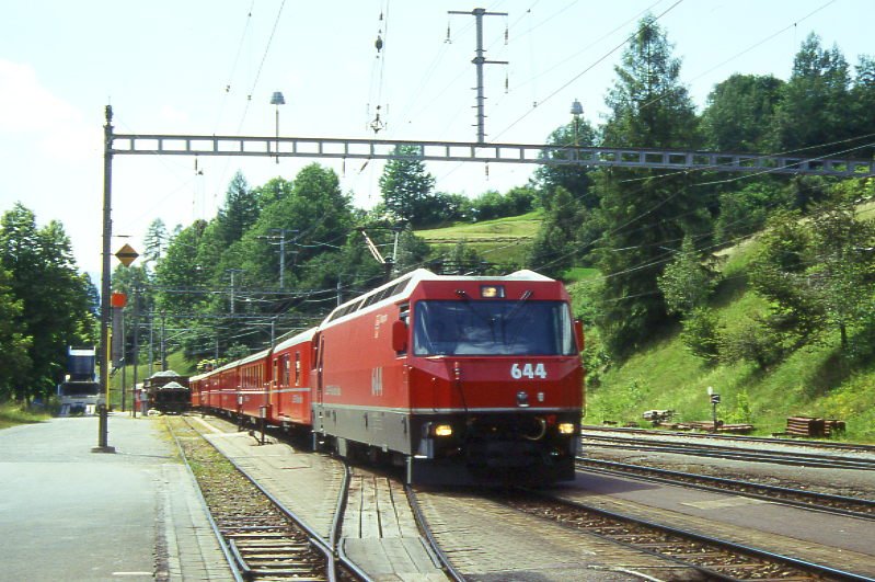 RhB Schnellzug 551 von Chur nach St.Moritz am 27.06.1995 Einfahrt Filisur mit E-Lok Ge 4/4 III 644 - D 4219 - B 2345 - B 2442 - B 2449 - A 1232 - A 1223 - B 2330. Hinweis: Lok noch ohne Werbung, gescanntes Dia
