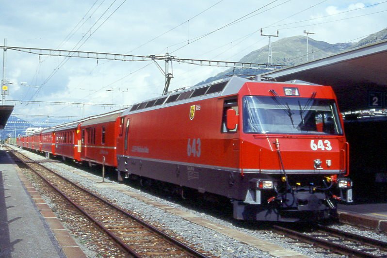 RhB Schnellzug 551 von Chur nach St.Moritz am 20.08.1995 in Samedan mit E-Lok Ge 4/4 III 643 - D 4224 - B 2375 - B 2353 - B 2380 - A 1230 - A 1234 - B 2363 - B 2266 - B 2360. Hinweis: Lok noch ohne Werbung, gescanntes Dia
