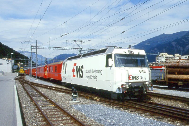 RhB Schnellzug 551 von Chur nach St.Moritz am 02.09.1997 in Thusis mit E-Lok Ge 4/4 III 643 - D 4220 - B 2426 - B 2460 - B 2431 - A 1263 - A 1232 - Lokwerbung: EMS - Hinweis: gescanntes Dia
