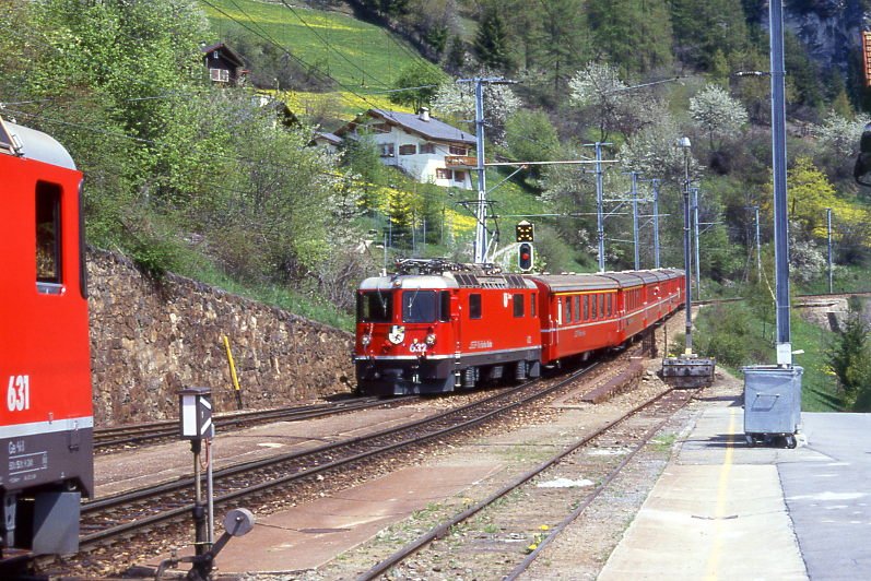 RhB Schnellzug 554 von St.Moritz nach Chur am 12.04.1992 Einfahrt Filisur mit E-Lok Ge 4/4 II 632 - 2x A - 3x B - D. Hinweis: gescanntes Dia
