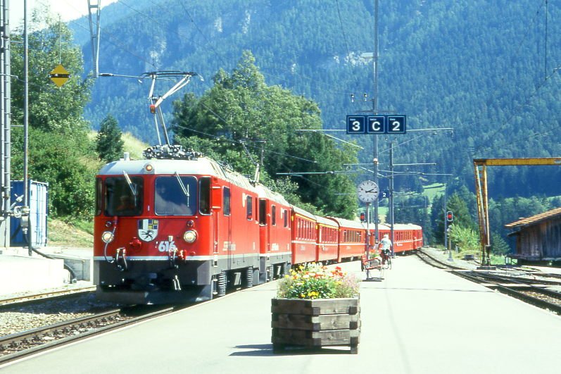 RhB Schnellzug 554 von St.Moritz nach Chur am 25.08.1997 Einfahrt Tiefencastel mit E-Lok Ge 4/4 II 616 - Ge 4/4 II 631 - A 1268 - A 1229 - B  2392 - B 2353 - B 2436 - D 4214 - B 2325. Hinweis: gescanntes Dia

