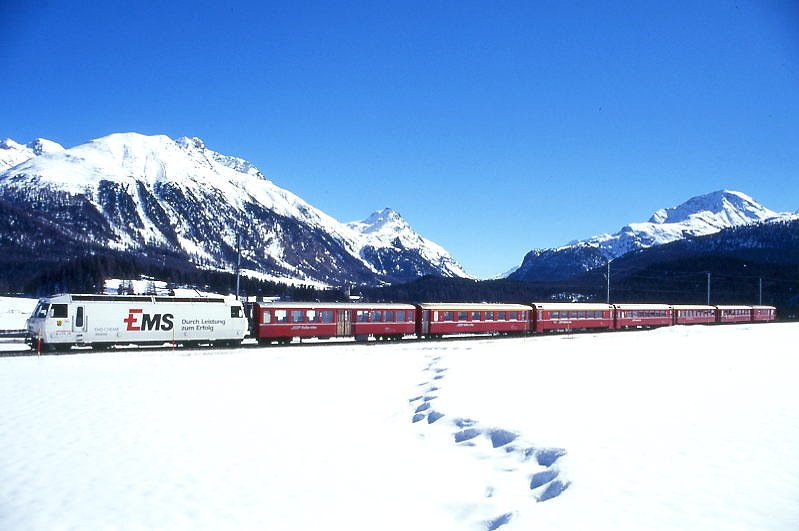 RhB Schnellzug 554 von St.Moritz nach Chur am 26.02.1998 zwischen Celerina und Bever mit E-Lok Ge 4/4 III 643 - B  2328 - B - 2x A - 3x B - D. Hinweis: gescanntes Dia
