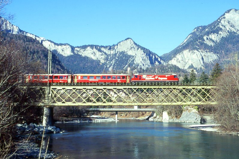RhB Schnellzug 554 von St.Moritz nach Chur am 27.02.1998 auf der Rheinbrcke bei Reichenau mit E-Lok Ge 4/4 III 641 - AB - 3x B - 2x A - 3x B - D. Hinweis: gescanntes Dia

