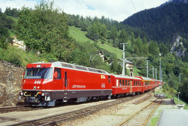 RhB Schnellzug 560 von St.Moritz nach Chur am 03.09.1996 Einfahrt Filisur mit E-Lok Ge 4/4 III 646 - B 2321 - A 1283 - A 1237 - B 2393 - B 2446 - B 2354 - D 4221 - Z 13091 - Sklv 8411. Hinweis: Lok noch ohne Werbung. hinter der Lok ist ein Mitteleinstiegs-Verstrkungswagen Baujahr 1948 im Schnellzug eingereiht, gescanntes Dia.
