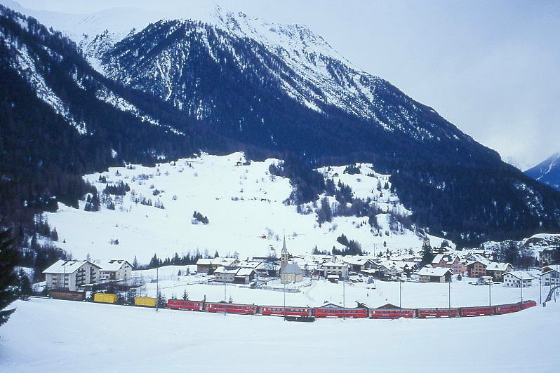 RhB Schnellzug 560 von St.Moritz nach Chur am 25.02.2000 bei Bergn mit E-Lok Ge 4/4 III 641 - B 2369 - B 2432 - A 1270 - A 1234 - B 2392 - B 2359 - B 2447 - D 4223 - Sbkv 7713 - Sbkv 7709 - Haikv 5132. Hinweis: gescanntes Dia.
