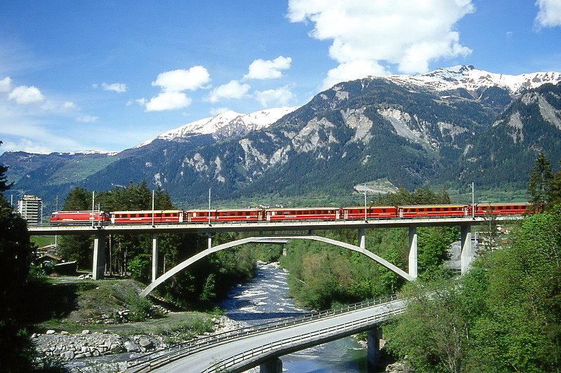RhB Schnellzug 564 von St.Moritz nach Chur am 09.05.1999 auf Hinterrheinbrcke bei Thusis mit E-Lok Ge 4/4 III 646 - 3x B - D - 2x A - 3x B - Hinweis: Lok noch ohne Werbung, gescanntes Dia
