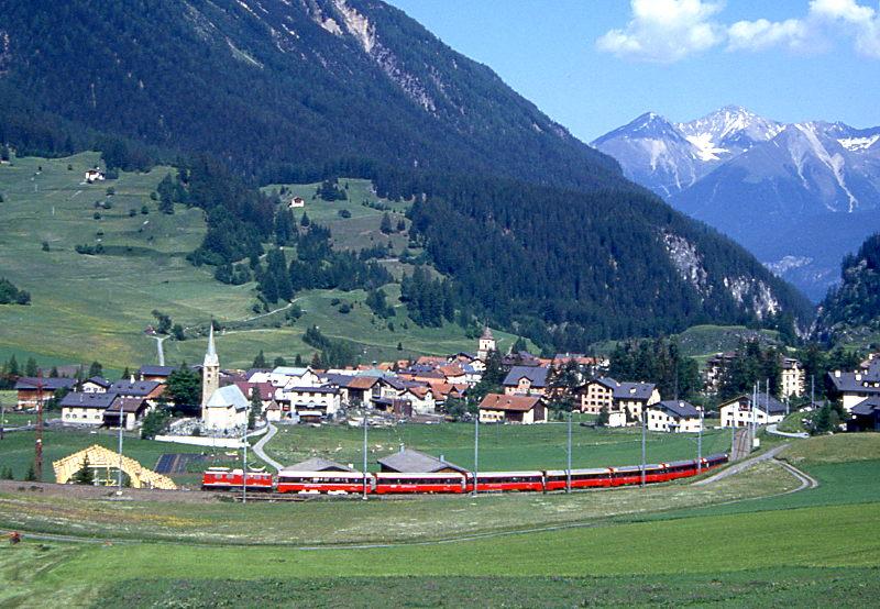 RhB Schnellzug BERNINA-EXPRESS A 501 von Chur nach Tirano am 08.06.1993 oberhalb Bergn mit E-Lok Ge 4/4I 603 - B 2496 - B 2497 - BD 2475 - A 1274 - A 1273 - B 2492 - B 2493. Hinweis: EW-IV-Kompo, diese konnte aus Lastgrnden Bernina (140t) noch mit 7 Wagen gefahren werden.