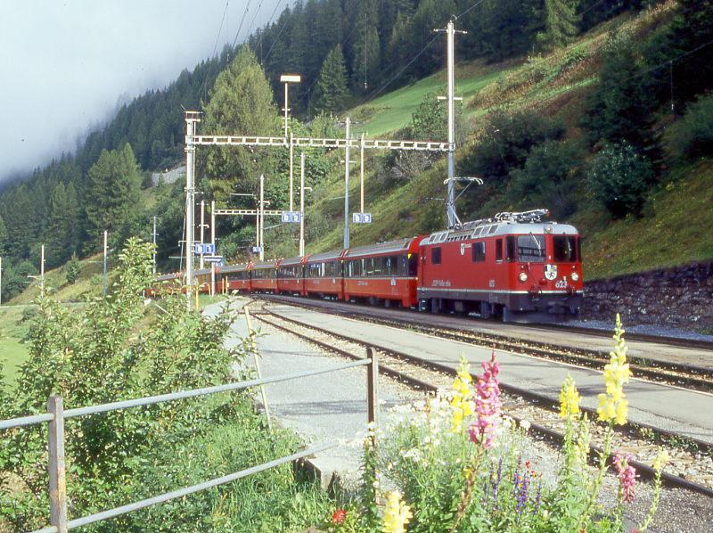 RhB Schnellzug BERNINA-EXPRESS A 501 von Chur nach Tirano am 02.09.1996 Einfahrt Bergn mit E-Lok Ge 4/4II 623 - B 2493 - B 2496 - BD 2475 - A 1273 - A 1275 - B 2495 - B 2491. Hinweis: EW-IV-Kompo, diese konnte aus Lastgrnden Bernina (140t) noch mit 7 Wagen gefahren werden.
