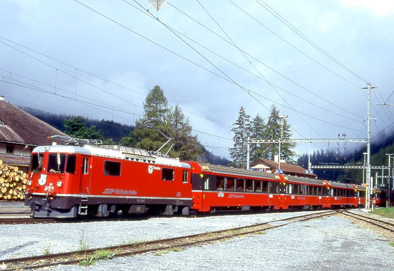 RhB Schnellzug BERNINA-EXPRESS A 501 von Chur nach Tirano am 02.09.1996 Ausfahrt Bergn mit E-Lok Ge 4/4II 623 - B 2493 - B 2496 - BD 2475 - A 1273 - A 1275 - B 2495 - B 2491. Hinweis: EW-IV-Kompo, diese konnte aus Lastgrnden Bernina (140t) noch mit 7 Wagen gefahren werden. 


