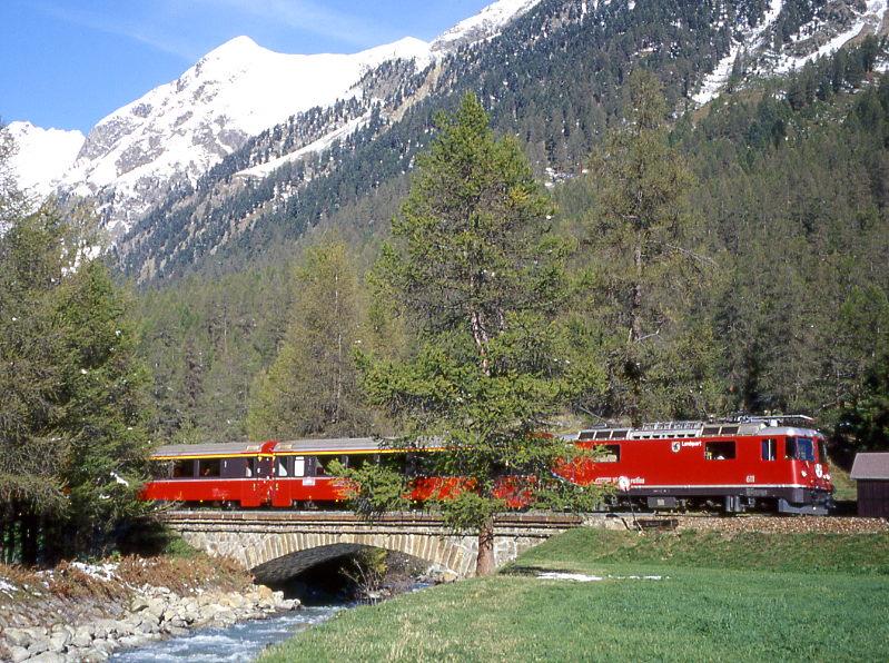 RhB Schnellzug BERNINA-EXPRESS A 501 von Chur nach Tirano am 07.10.1999 auf Beverin-Brcke mit E-Lok Ge 4/4II 611 - A 1275 - A 1274 - B 2496 - B 2492 - B 2491 - B 2493 - BD 2475. Hinweis: noch EW-IV-Kompo. 