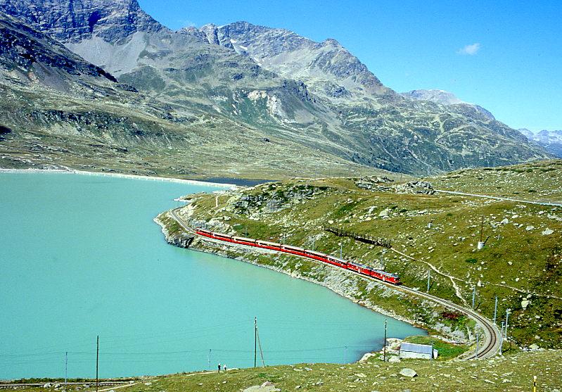 RhB Schnellzug BERNINA-EXPRESS A 501 von Chur nach Tirano am 04.09.1997 bei Lago Bianco kurz vor Ospizio Bernina mit den Triebwagen ABe 4/4II 47 - ABe 4/4II 45 - B 2496 - B 2497 - BD 2475 - A 1274 - A 1273 - B 2493 - B 2492. Hinweis: EW-IV-Kompo mit 7 Wagen.
