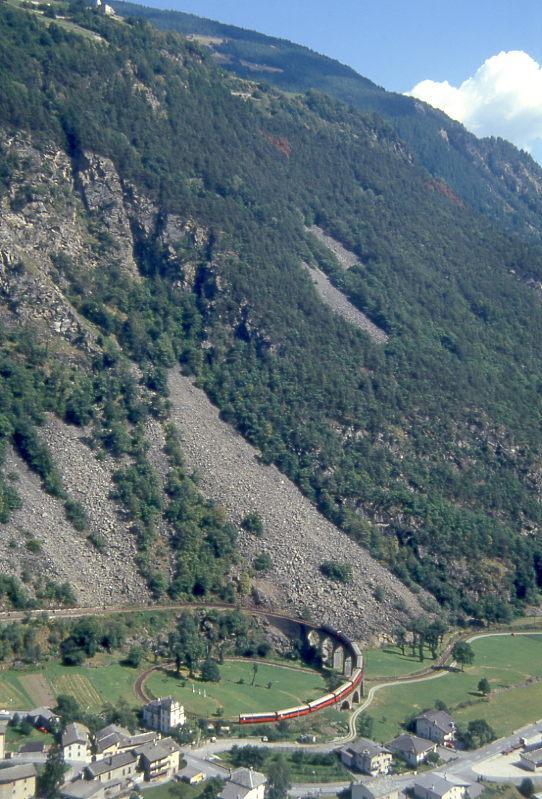 RhB Schnellzug BERNINA-EXPRESS D 500 von Tirano nach Chur am 29.08.1993 auf Kreisviadukt Brusio mit den Triebwagen ABe 4/4II 44 - ABe 4/4II 45 - B 2493 - B 2492 - A 1273 - A 1274 - BD 2475 - B 2497 - B 2796. Hinweis: EW-IV-Kompo mit 7 Wagen, Vollast.
