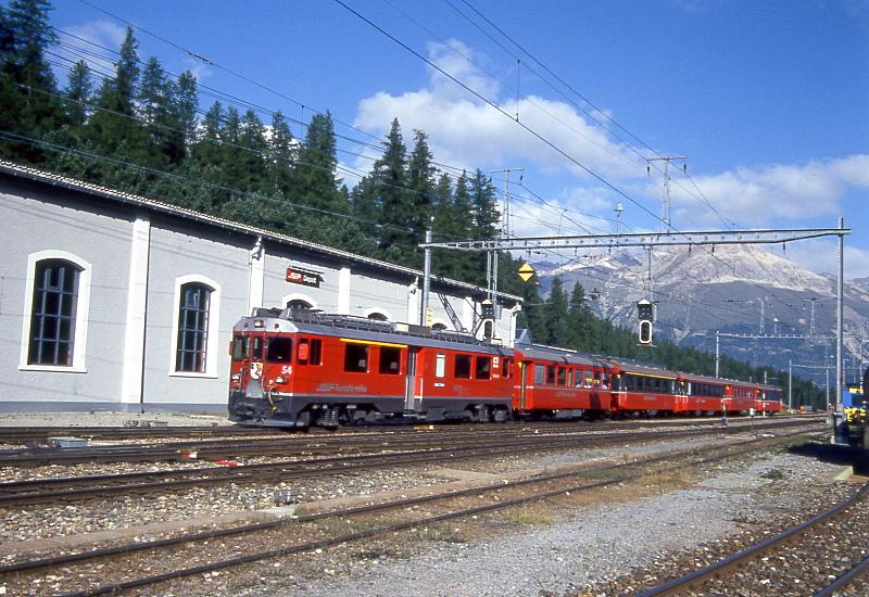 RhB Schnellzug BERNINA-EXPRESS F 417 von St.Moritz nach Tirano am 01.09.1993 Einfahrt Pontresina mit Triebwagen ABe 4/4III 54 - B 2434 - A 1262 - B 2467 - B 2312 - B 2468.
