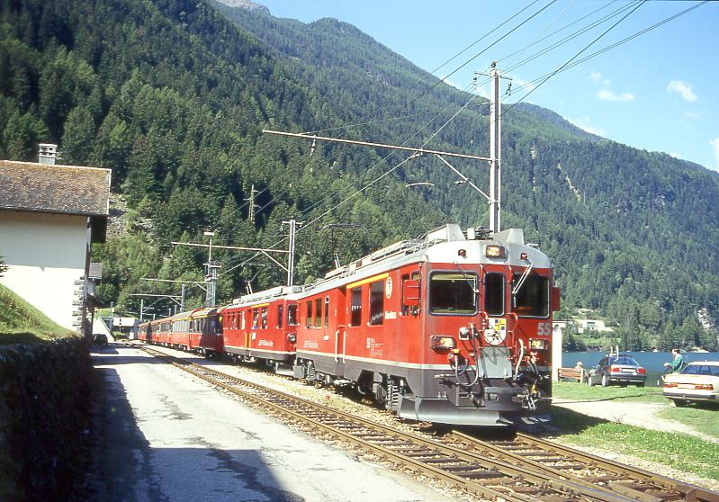RhB Schnellzug BERNINA-EXPRESS F 417 von St.Moritz nach Tirano am 15.09.1996 in Miralago mit Triebwagen ABe 4/4III 55 - ABe 4/4II 43 - A 1261 - A 1274 - B 2461 - B 2466 - B 2462 - B 2465.
