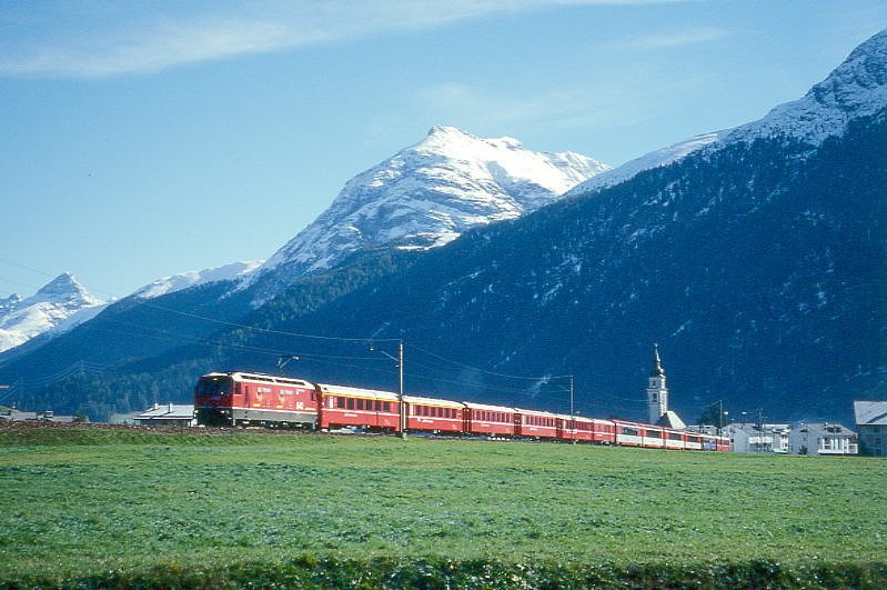 RhB Schnellzug Glacier-Express 540 von St.Moritz nach Zermatt am 06.10.1999 im Val Bever zwischen Bever und Spinas mit E-Lok Ge 4/4 III 642 - A 1282 - A 1229 - B 2441 - B 2446 - B 2357 - D 4214 - BVZ AS 2014 - FO AS 4024 - FO AS 4026 - FO PS 4014 - WR 3810 - A 1269. Hinweis: gescanntes Dia
