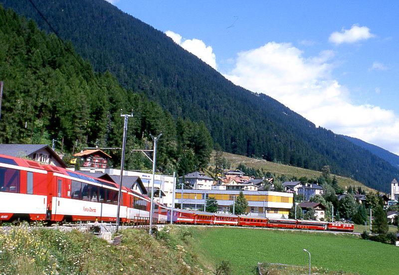 RhB Schnellzug GLACIER-EXPRESS B 902 von Zermatt nach St.Moritz vom 29.08.1998 Ausfahrt Disentis mit E-Lok Ge 6/6II 701 - WR 3817/3818 - A 1265 [Hilfsspeisewagen] - FO B - BVZ A 2076 - FO B - WR 3810 - FO AS - BVZ AS - FO AS - FO AS - FO AS.