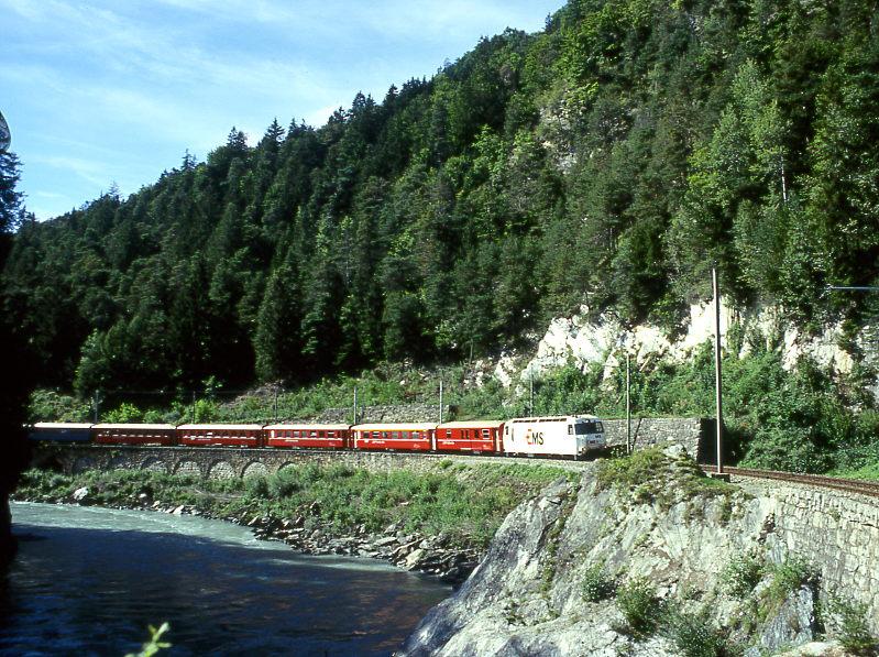 RhB Schnellzug GLACIER-EXPRESS C 904 von Zermatt nach Davos-Platz vom 01.09.1997 in der Vorderrhein-Schlucht bei der Hochwassermarke zwischen Trin und Reichenau mit E-Lok Ge 4/4III 643 - D 4225 - A 1233 - B 2446 - B 2442 - B 2437 - WR 3812 - FO B 4271 - BVZ B 2288 - FO Br 4296 - FO AS 4021 - B 2421.