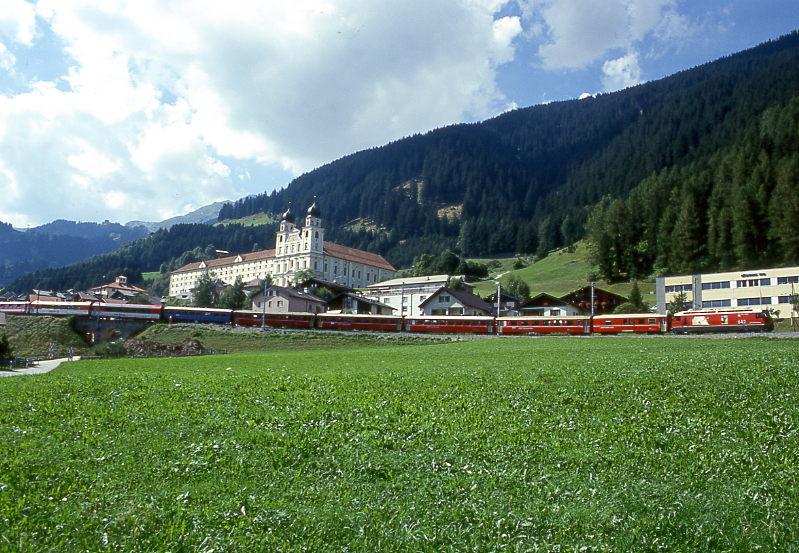 RhB Schnellzug GLACIER-EXPRESS C 904 von Zermatt nach Davos-Platz vom 05.09.1997 Ausfahrt Disentis mit Ge 4/4III 642 - D 4226 - A 1242 - B 2371 - B 2381 - B 2427 - WR 3812 - FO AS 4014 - FO AS 4012 - FO B 4266 - FO AS 4021 - B 2421 - AB 1532. Hinweis: Bahnhofausfahrt noch vor Umbau, Blick auf Kloster.