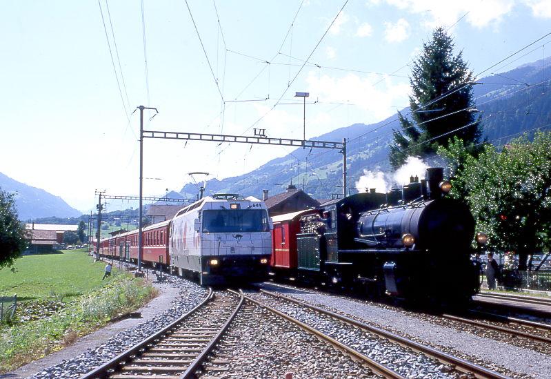 RhB Schnellzug GLACIER-EXPRESS D 906 von Zermatt nach St.Moritz vom 29.08.1998 in Trun mit E-Lok Ge 4/4III 649 bei berholung eines Extra-Dampf-GmP. Hinweis: Gegenlichtaufnahme
