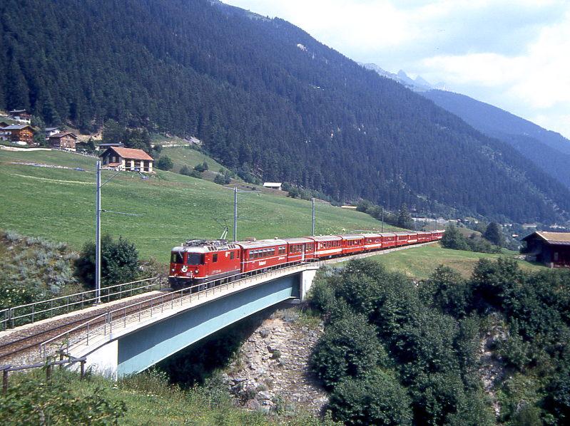 RhB Schnellzug GLACIER-EXPRESS G 903 von St.Moritz nach Zermatt vom 03.08.1992 auf Planci-Viadukt kurz vor Disentis mit E-Lok Ge 4/4II 623 - WR 3815 - BVZ B - FO B - BVZ A - FO B - A - A - FO A - BVZ A - B - FO B - WRS 1223. Hinweis: In Betriebnahme des Viadukts am 16.11.1984 mit totaler Lnge von 55,67 m nach Zerstrung des alten Steinbogenviadukts durch eine Grolawine.
