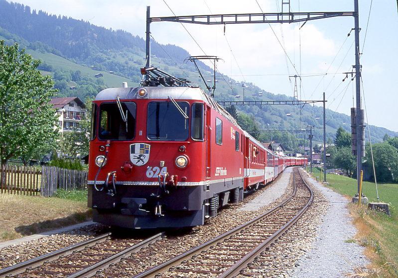 RhB Schnellzug GLACIER-EXPRESS G 903 von St.Moritz nach Zermatt vom 23.05.1998 in Trun mit E-Lok Ge 4/4II 624 - FO B 4266 - FO AS 4027 - BVZ AS 2014 - B 2425 - B 2421 - FO AS 4021 - WR 3815 - A(WR-S) 1223 - B 2377 - B 2364 - B 2433 - A 1231 - D 4216. Hinweis: 13-Wagenzug mit Plankompo am Zugende mu beim Stationshalt extrem weit vorziehen. 