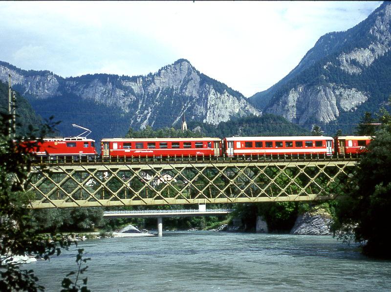 RhB Schnellzug GLACIER-EXPRESS H 905 von St.Moritz nach Zermatt vom 02.09.1997 auf Rheinbrcke bei Reichenau mit E-Lok Ge 4/4II 613 - B 2445 - FO B 4287 - A 1263 - B 2428 - FO PS 4012 - B 2430 - FO B 4288 - A 1270 - FO Br 4295 - A 1269 - FO 4264 - A 1265 - WR 3816/3817. Hinweis: Hier ist der Zusammenflu von Vorder- und Hinterrhein. 
