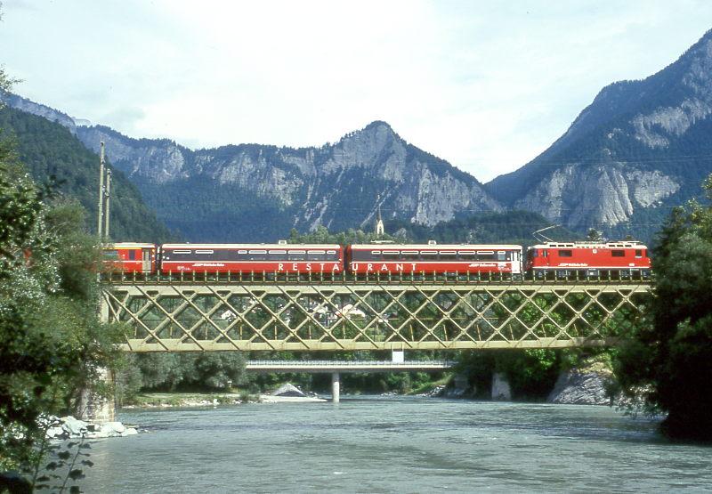 RhB Schnellzug GLACIER-EXPRESS H 905 von St.Moritz nach Zermatt am 02.09.1997 auf Rheinbrcke Reichenau mit E-Lok Ge 4/4II 618 - WR 3817/3816 - A 1265 - ...