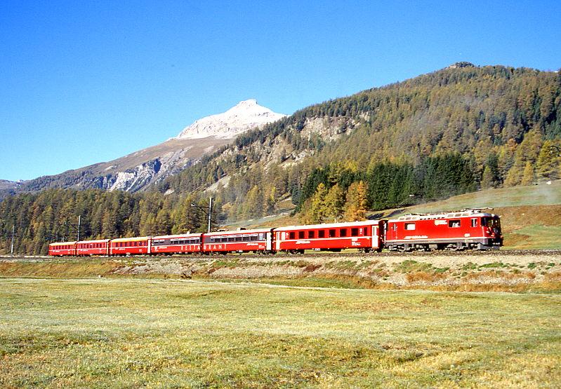 RhB Schnellzug GLACIER-EXPRESS H 905 von St.Moritz nach Zermatt am 14.10.1999 kurz vor Bever mit E-Lok Ge 4/4II 624 - B 2347 - WR 3817/3816 - A 1223 - B - A. Hinweis: Fotostelle ist knapp 5 Minuten vom Bahnhof Bever, Richtung Samedan am Ortsausgang Bahnbergang links. 