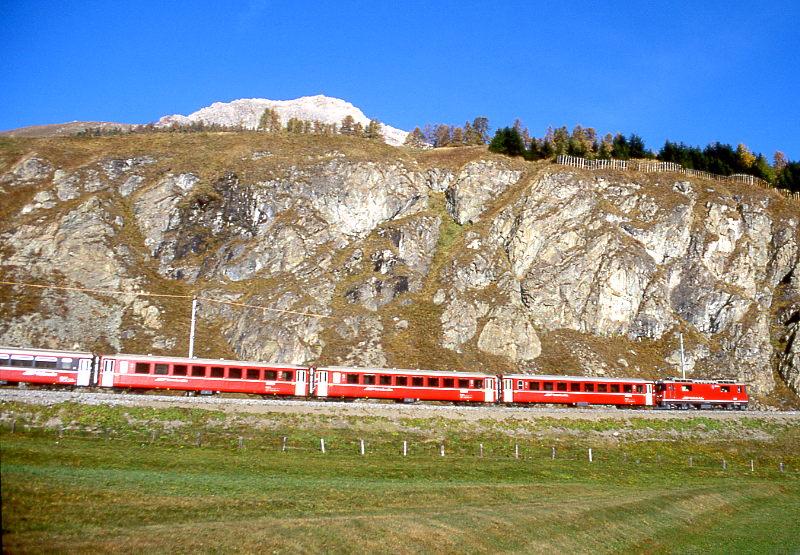 RhB Schnellzug GLACIER-EXPRESS H 905 von St.Moritz nach Zermatt am 15.10.1999 zwischen Celerina und Samedan mit E-Lok Ge 4/4II 614 - 3B - WR 3817/3816 - ... 