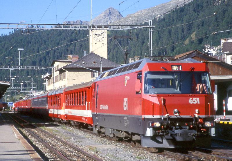 RhB Schnellzug GLACIER-EXPRESS H 905 von St.Moritz nach Zermatt am 25.08.2000 in St.Moritz mit E-Lok Ge 4/4III 651 - 2FO B - WR 3817/3818 - A 1265 - B - A - B - FO B - FO A - ... Hinweis: Lok noch ohne Werbung! 