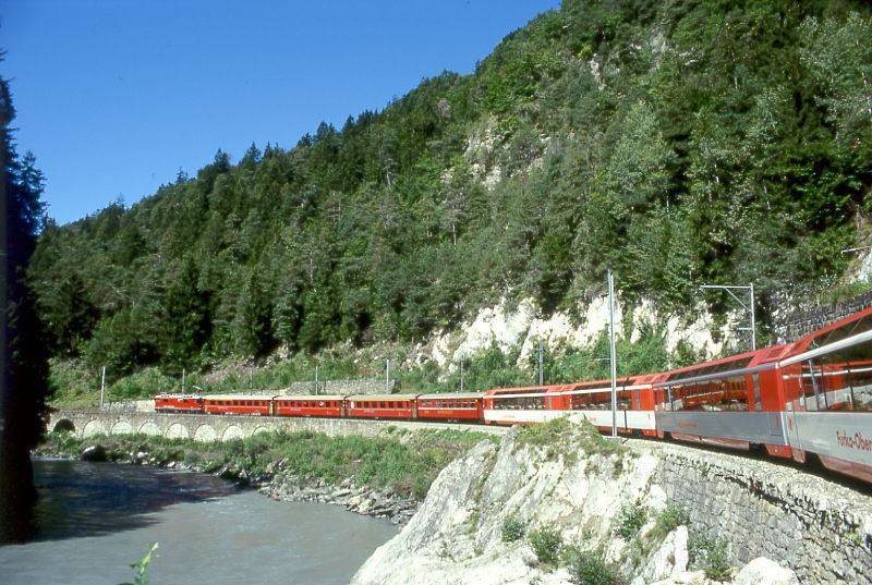 RhB Schnellzug GLACIER-EXPRESS K 907 von St.Moritz nach Zermatt vom 01.09.1997 in der Vorderrheinschlucht bei der Hochwassermarke zwischen Reichenau und Trin mit E-Lok Ge 4/4II 631 - AB 1564 - B 2443 - A 1266 - WR 3810 - FO AS 4027 - FO AS 4023 - BVZ AS 2012 - FO AS 4030. Hinweis: der sichtbare 10-bogige Lehnenviadukt wurde im Winter erstellt, wegen der groen Hochwassergefahr im Sommerhalbjahr. Das Baumaterial gewann man auf der gegenberliegenden Talseite, dazu wurde beim Fotostandort extra eine Holzbrcke ber den Rhein gebaut. Bereits nach einen Hochwasser muten die Bgen zugemauert werden um einer Zerstrung vorzubeugen!