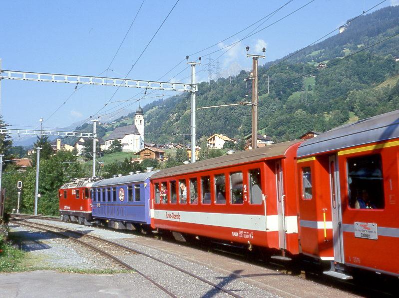 RhB Schnellzug GLACIEREXPRESS F 901 von Chur nach Zermatt vom 25.08.1997 Durchfahrt Tavanasa mit E-Lok Ge 4/4II 624 - WR 3812 - FO B 4269 - BVZ A 2076 - FO B 4266 - B 2348 - B 2434 - B 2351 - A 1240 - D 4213. Hinweis: Rckansicht Ausfahrt mit Blick zur Kirche von Tavanasa