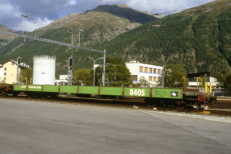 RhB - Skl 8405 am 31.08.2007 in Samedan - Autotransportwagen 4-achsig mit 1 offenen Plattform ohne Sy Bremsschuh - Baujahr 1911 bernahme 12.02.1982 - RhB - Gewicht 11,96t - Zuladung 10,00t - LP 16,44m - zulssige Geschwindigkeit 80 km/h - 2=28.09.1999 - Lebenslauf: Ug ex ABC4 607 - 1931 ABC4 607 - 1951 BC4 607 - 1956 AB4 1607 - 1964 AB 1607 - 1977 ausr. - 12.02.1982 Skl 8405
