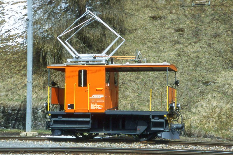 RhB - Te 2/2 71 am 02.03.1998 in Filisur - elektrischer Rangiertraktor - bernahme: 05.08.1946 - SLM3924/SAAS - 100 KW - Gewicht 13,00t - LP 6,05m - zulssige Geschwindigkeit 30/55geschleppt km/h - 3=19.12.1997 - Logo nur RhB - Heimatstation: Filisur. Hinweis: gescanntes Dia
